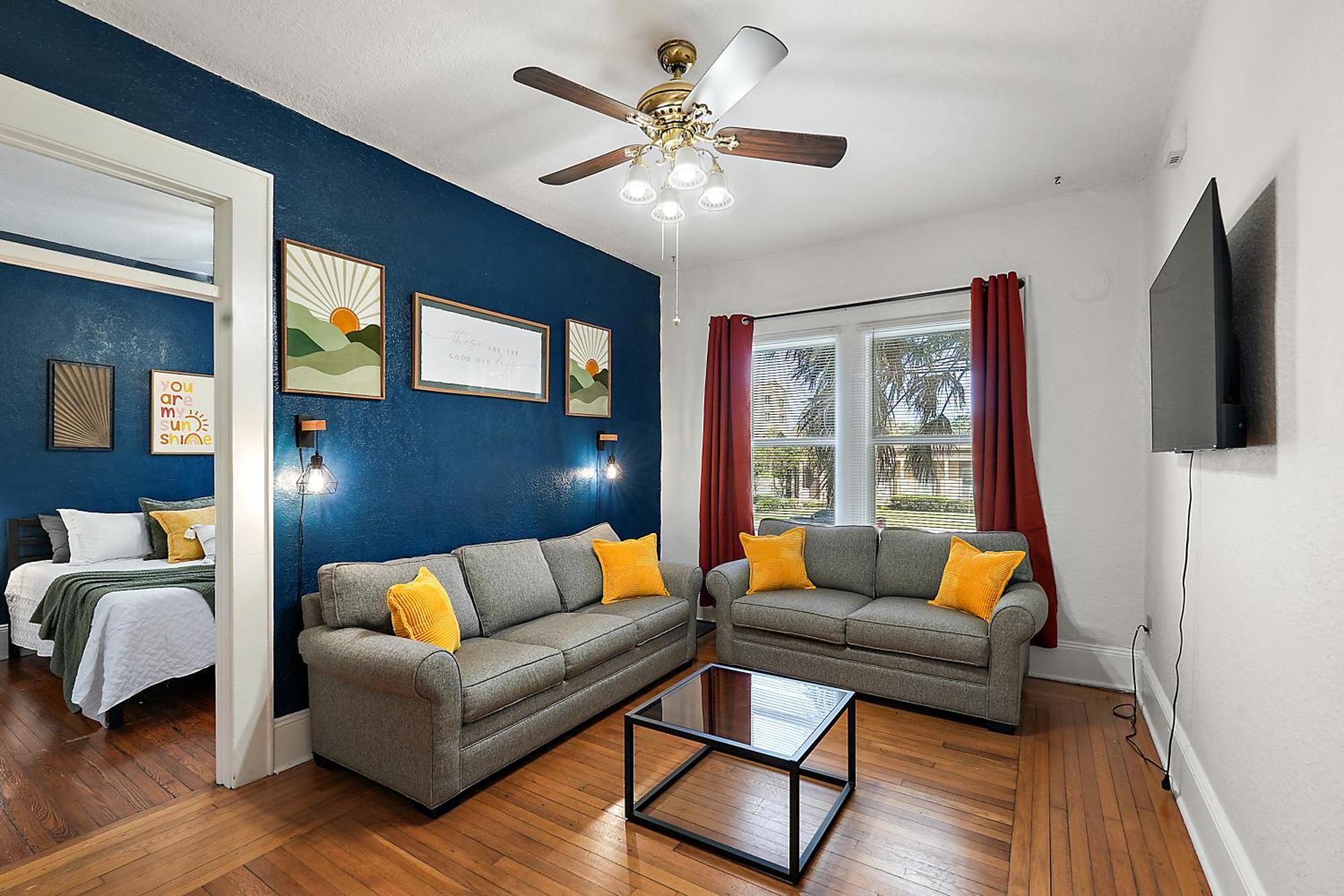 Downtown Den-King Bed~Heart Of Eustis~Queen Sleeper~Upstairs~Bright & Happy Exterior photo