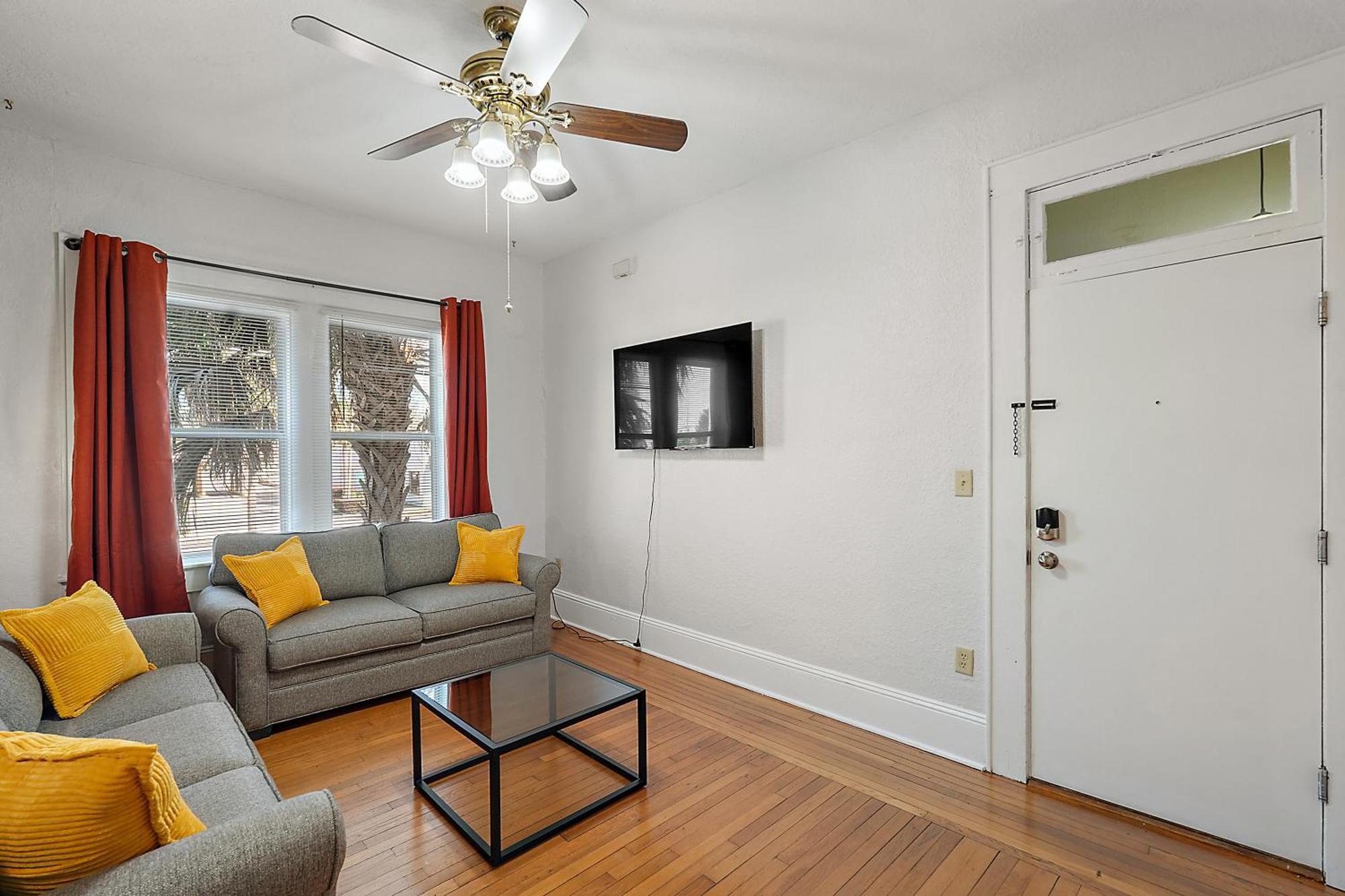 Downtown Den-King Bed~Heart Of Eustis~Queen Sleeper~Upstairs~Bright & Happy Exterior photo