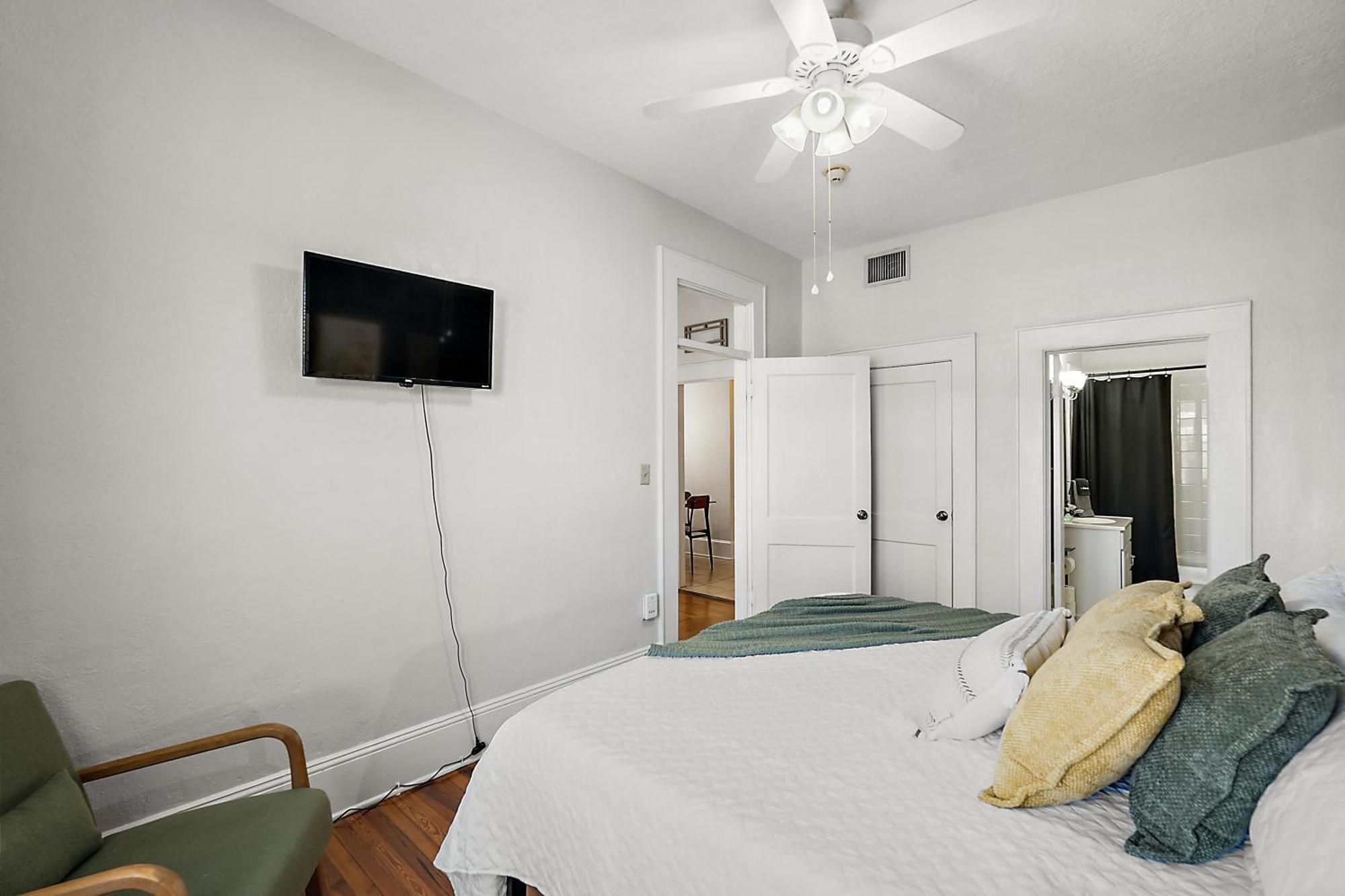 Downtown Den-King Bed~Heart Of Eustis~Queen Sleeper~Upstairs~Bright & Happy Exterior photo